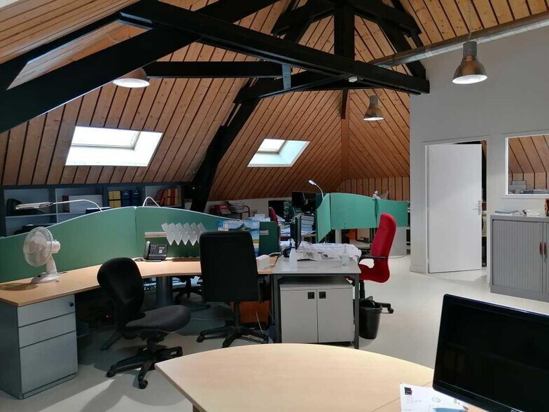 Office in Rouen for lease - Interior Photo - Image 2 of 6