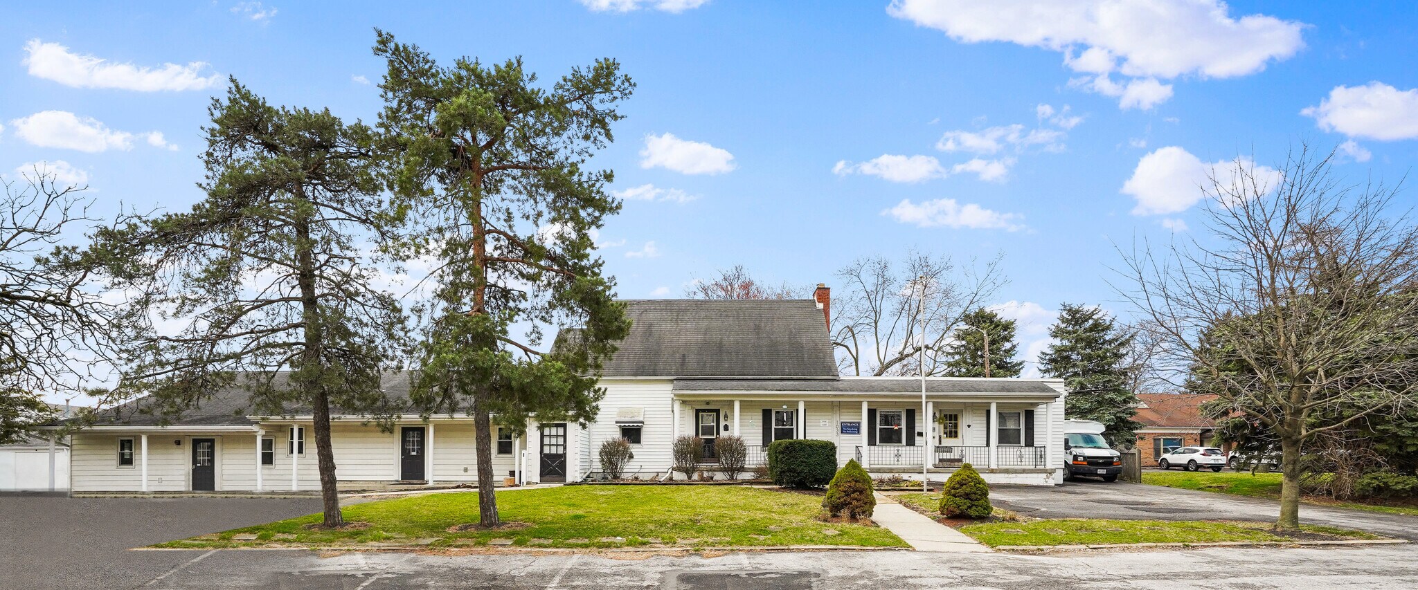 1033 Old Henderson Rd, Columbus, OH 43220