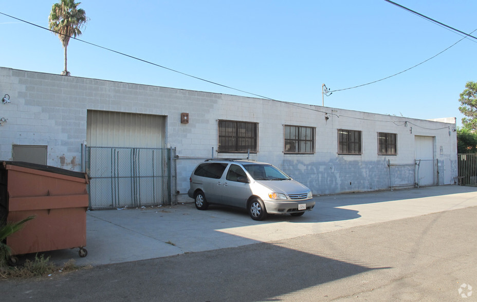 4223 W Jefferson Blvd, Los Angeles, CA for lease - Building Photo - Image 2 of 20