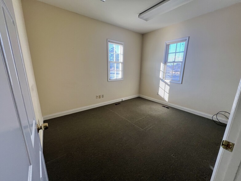 707 Westchester Dr, High Point, NC for lease - Building Photo - Image 3 of 6