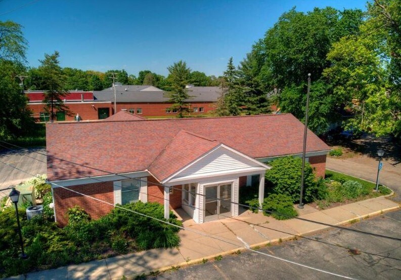 127 E Grand River Ave, berville, MI 48892 Retail for Lease