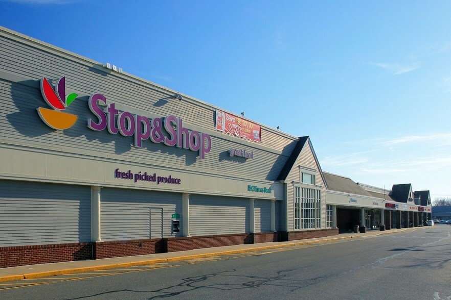 221 Huttleston Ave, Fairhaven, MA for lease - Primary Photo - Image 2 of 2