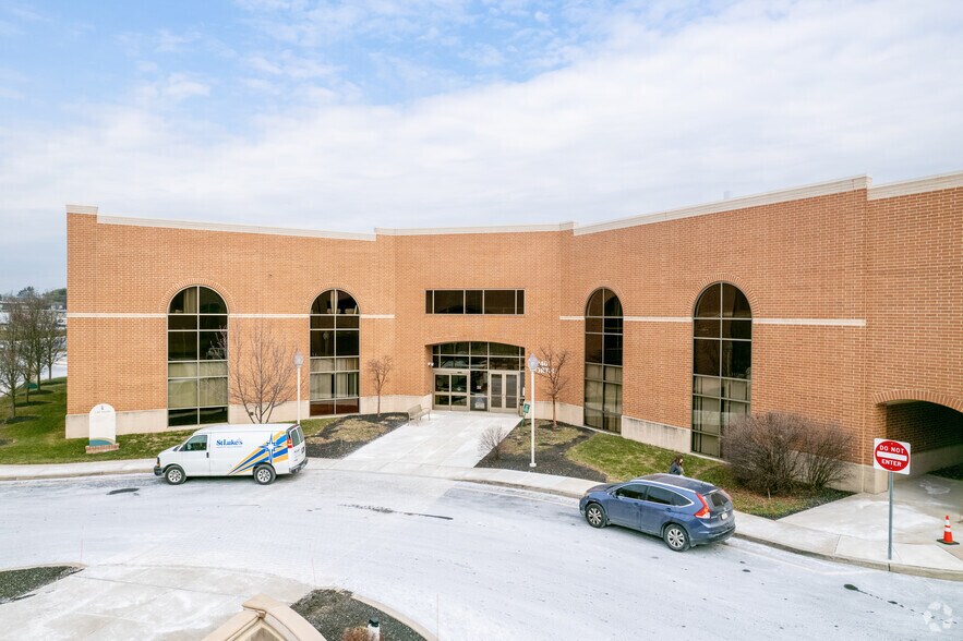 240 Cetronia Rd, Allentown, PA for lease - Building Photo - Image 1 of 14