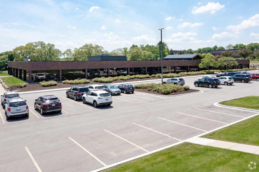 325 N Corporate Dr, Brookfield, WI for lease - Building Photo - Image 1 of 3