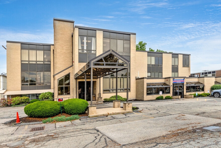 564 Main St & 19 Music Hall Ave, Waltham portfolio of 2 properties for sale on LoopNet.com - Building Photo - Image 1 of 20