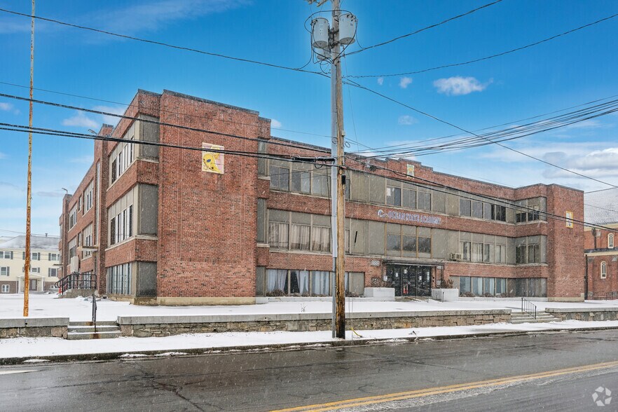 1301 Elmwood Ave, Cranston, RI for sale - Primary Photo - Image 1 of 1