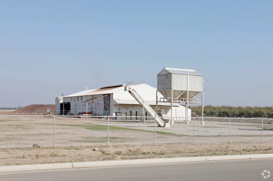 10386 Iona Ave, Hanford, CA for sale - Primary Photo - Image 1 of 3