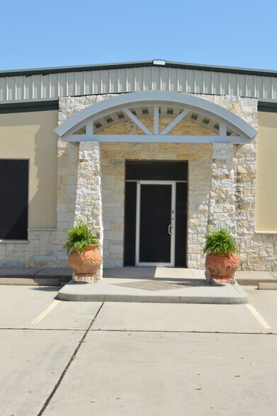 1105 N Main St, Highlands, TX for sale - Building Photo - Image 1 of 1