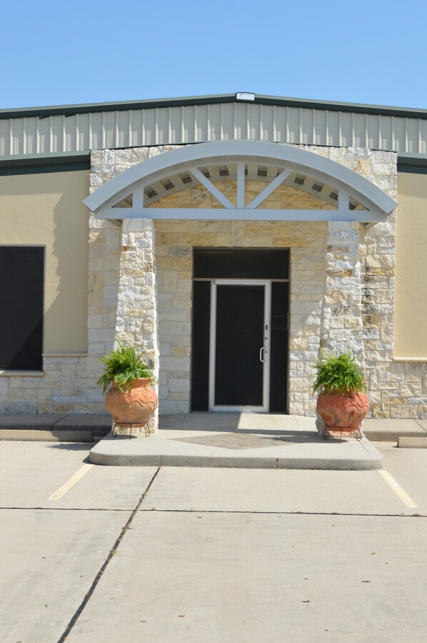1105 N Main St, Highlands, TX 77562