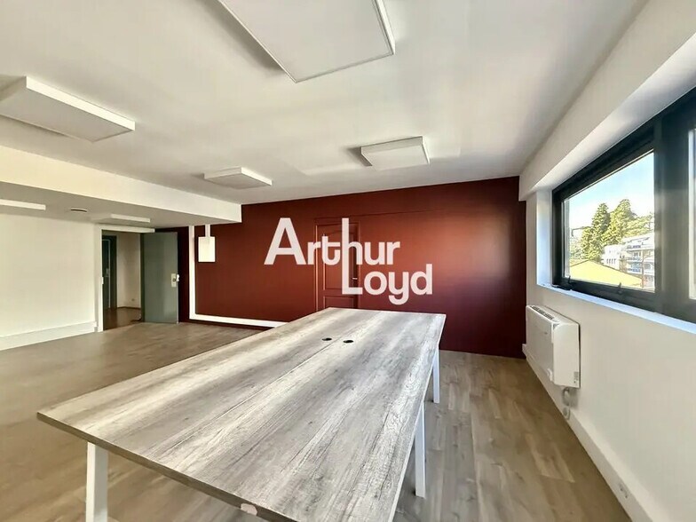 Office in Le Cannet for lease - Interior Photo - Image 2 of 5