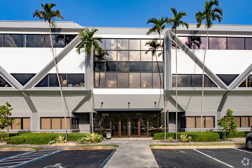 2200 W Commercial Blvd, Fort Lauderdale, FL for sale - Building Photo - Image 3 of 6