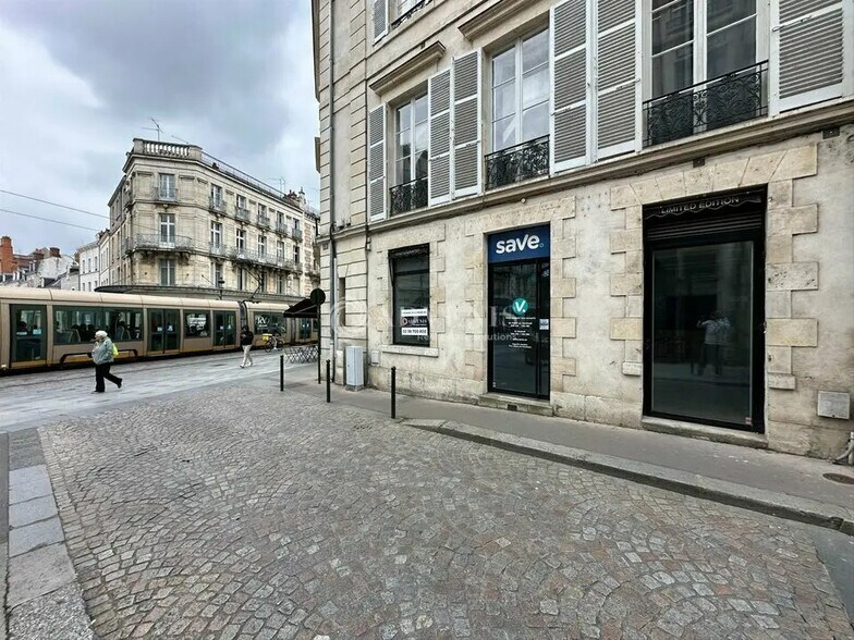 Retail in Orléans for lease - Building Photo - Image 1 of 10