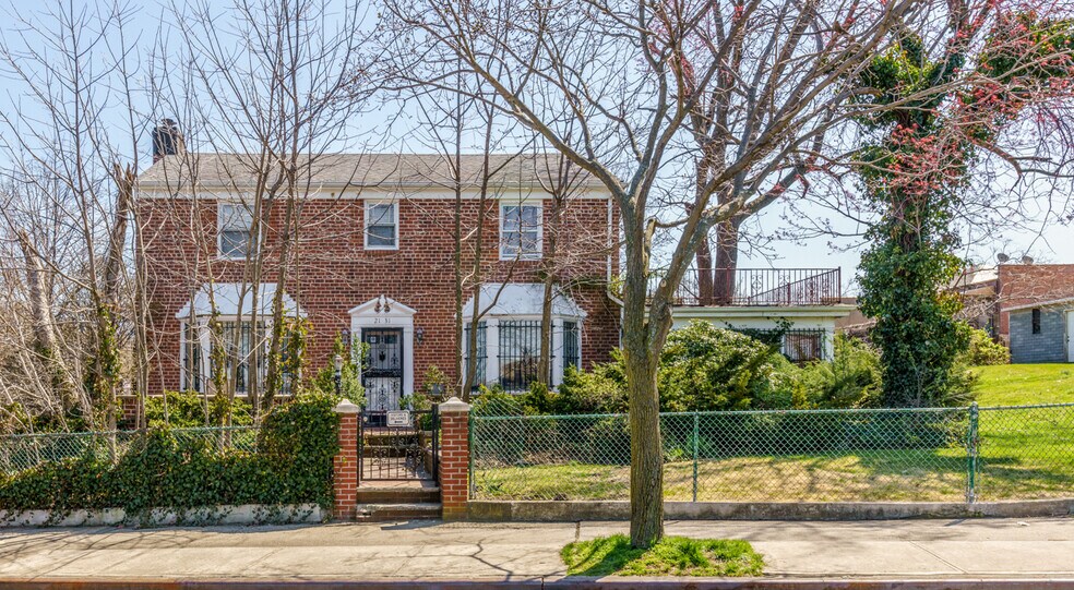 2131 Shore Blvd, Astoria, NY for sale - Primary Photo - Image 1 of 1