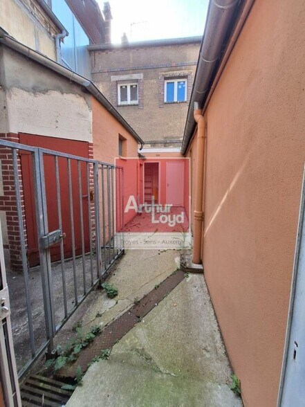 Retail in Sens for lease - Building Photo - Image 2 of 5