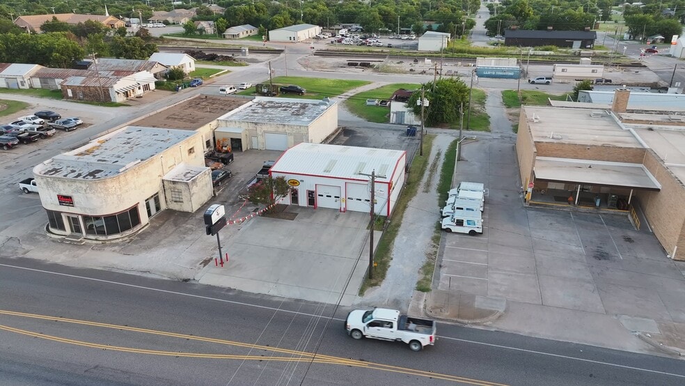 108 E Wise St, Bowie, TX for sale - Commercial Listing Video - Image 2 of 38
