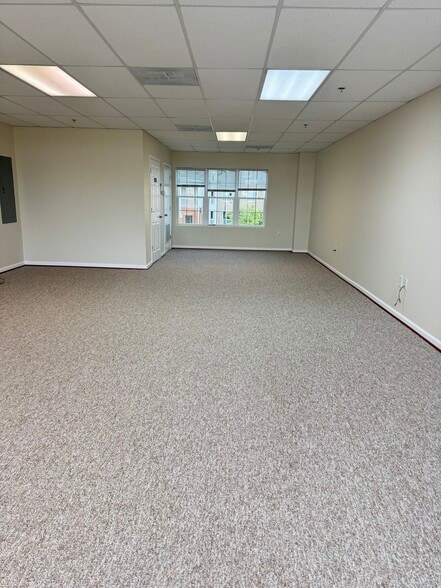13885 Hedgewood Dr, Woodbridge, VA for sale - Building Photo - Image 2 of 16