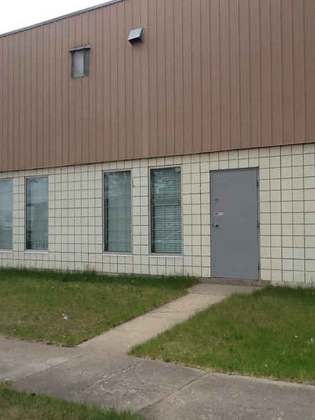 12610-12612 124th St NW, Edmonton, AB for lease - Building Photo - Image 3 of 10