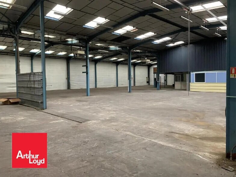 Flex in Lucé for lease - Interior Photo - Image 2 of 5