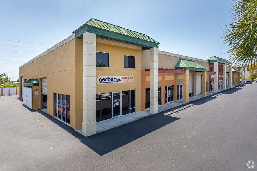 1030 Collier Center Way, Naples, FL for sale - Primary Photo - Image 1 of 1