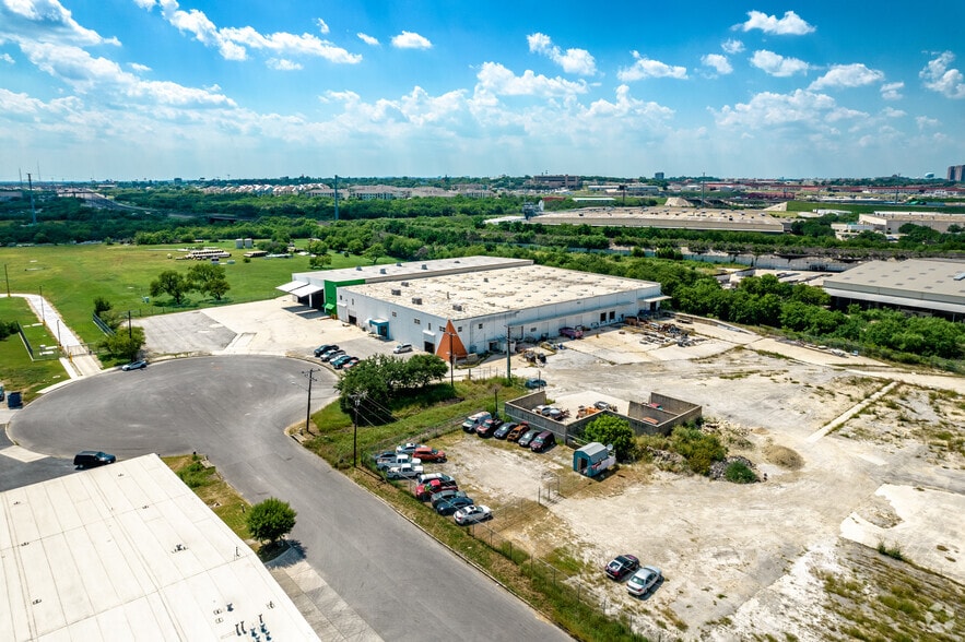 3003-3015 Aniol St, San Antonio, TX for lease - Building Photo - Image 3 of 7