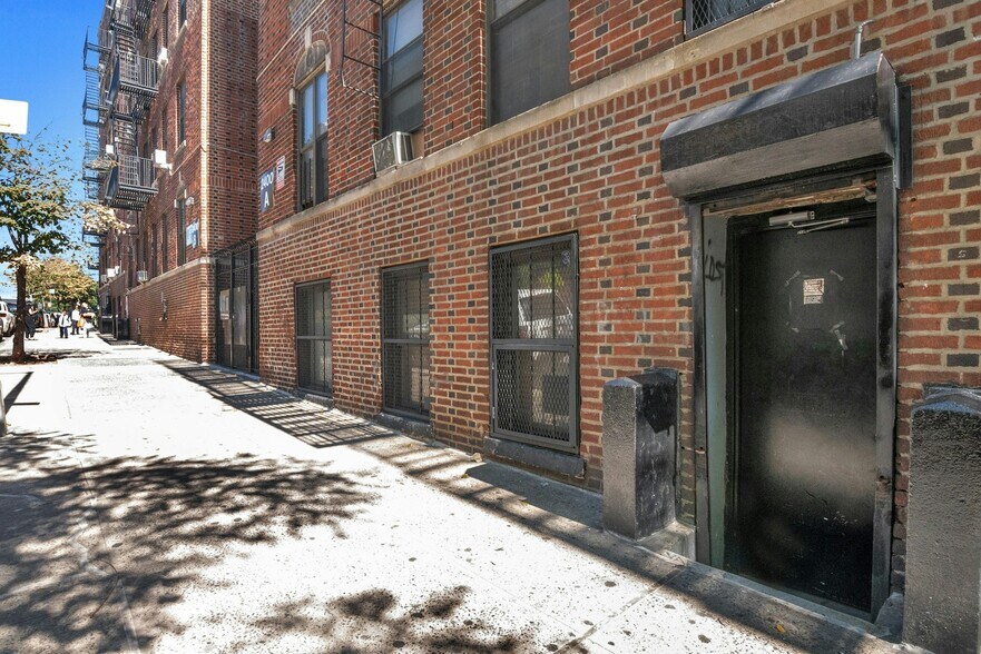 2400 Davidson Ave, Bronx, NY for lease - Building Photo - Image 2 of 16