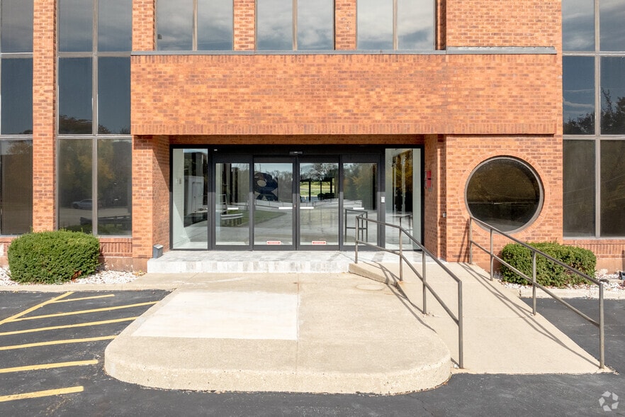 2115 Butterfield Rd, Oak Brook, IL for lease - Building Photo - Image 3 of 19