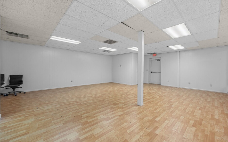 105 S First Colonial Rd, Virginia Beach, VA for sale - Interior Photo - Image 2 of 25