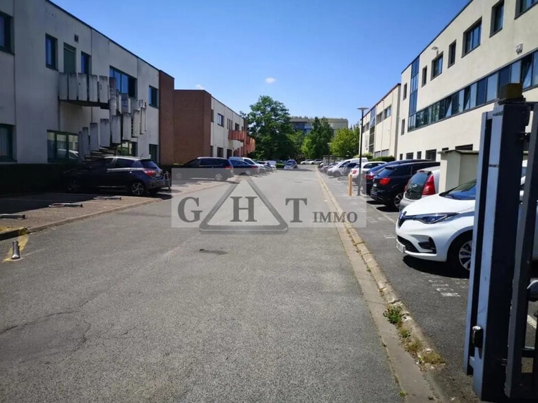 Office in Neuilly-Plaisance for sale - Building Photo - Image 3 of 12