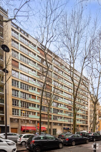 Office in 15-17 Rue De Remusat, Paris for lease - Building Photo - Image 3 of 6