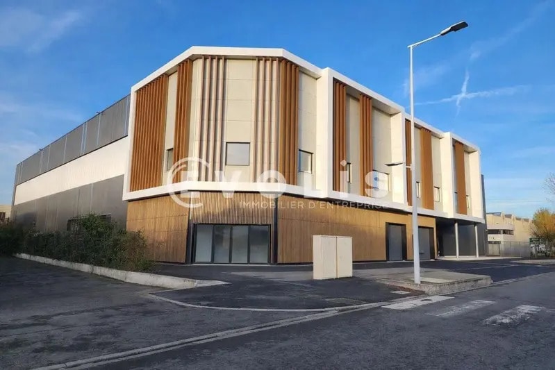 Location Entrepôt 3 269 m² - Photo 1