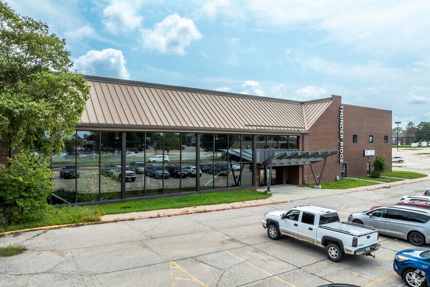 2302 W 1st St, Cedar Falls, IA for lease - Building Photo - Image 3 of 9