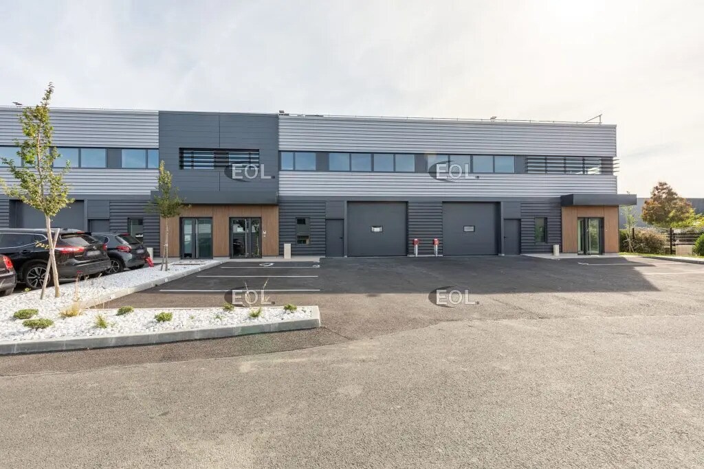 Flex in FRÉPILLON for lease Building Photo- Image 1 of 10