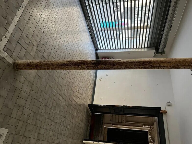 Retail in Paris for lease - Building Photo - Image 2 of 5