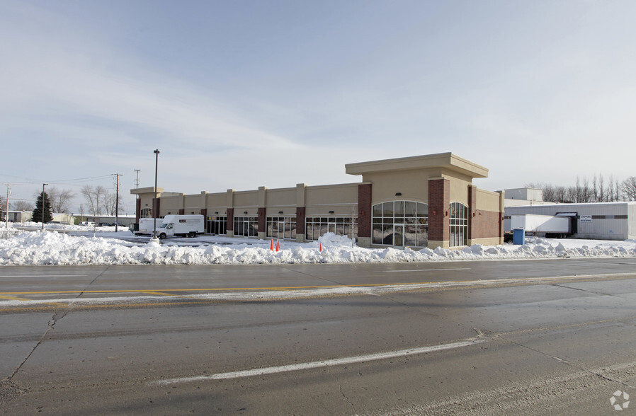 2619-2633 Calumet Dr, Sheboygan, WI for lease - Primary Photo - Image 1 of 4