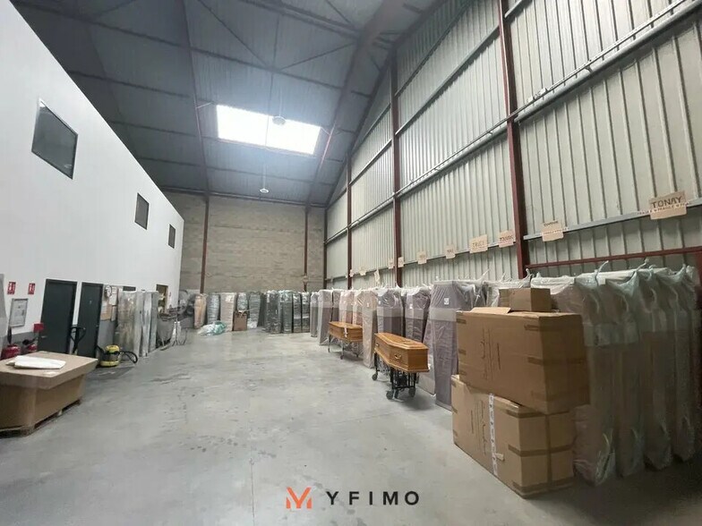 Flex in Boinvilliers for lease - Interior Photo - Image 2 of 6