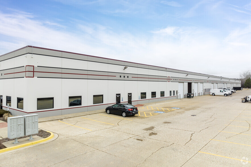 761 N 17th St, St Charles, IL for lease - Building Photo - Image 2 of 26