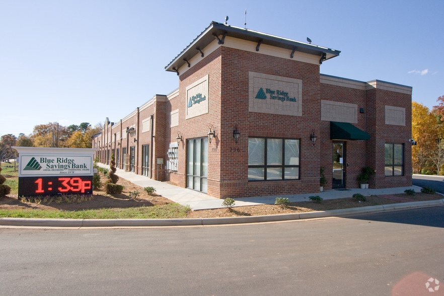 736 Brawley School Rd, Mooresville, NC 28117