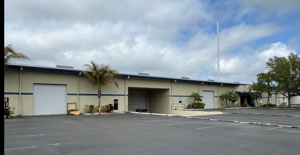 8575 Somerset Dr, Largo, FL for lease - Building Photo - Image 3 of 12