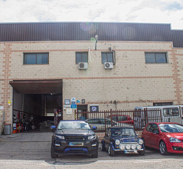 Industrial in Móstoles, Madrid for lease - Primary Photo - Image 1 of 27