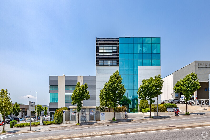 Carrer de Colom, 408, Terrassa, Barcelona for lease - Primary Photo - Image 1 of 3