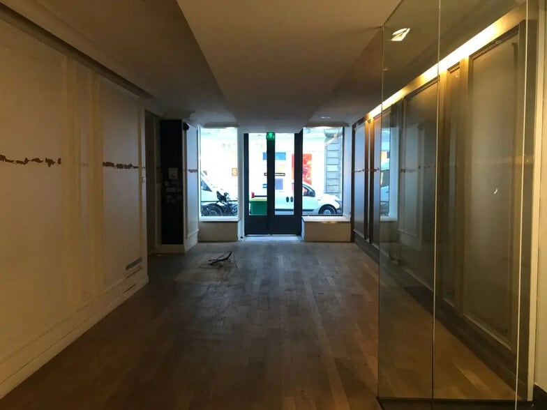 Retail in Paris for lease - Interior Photo - Image 3 of 8