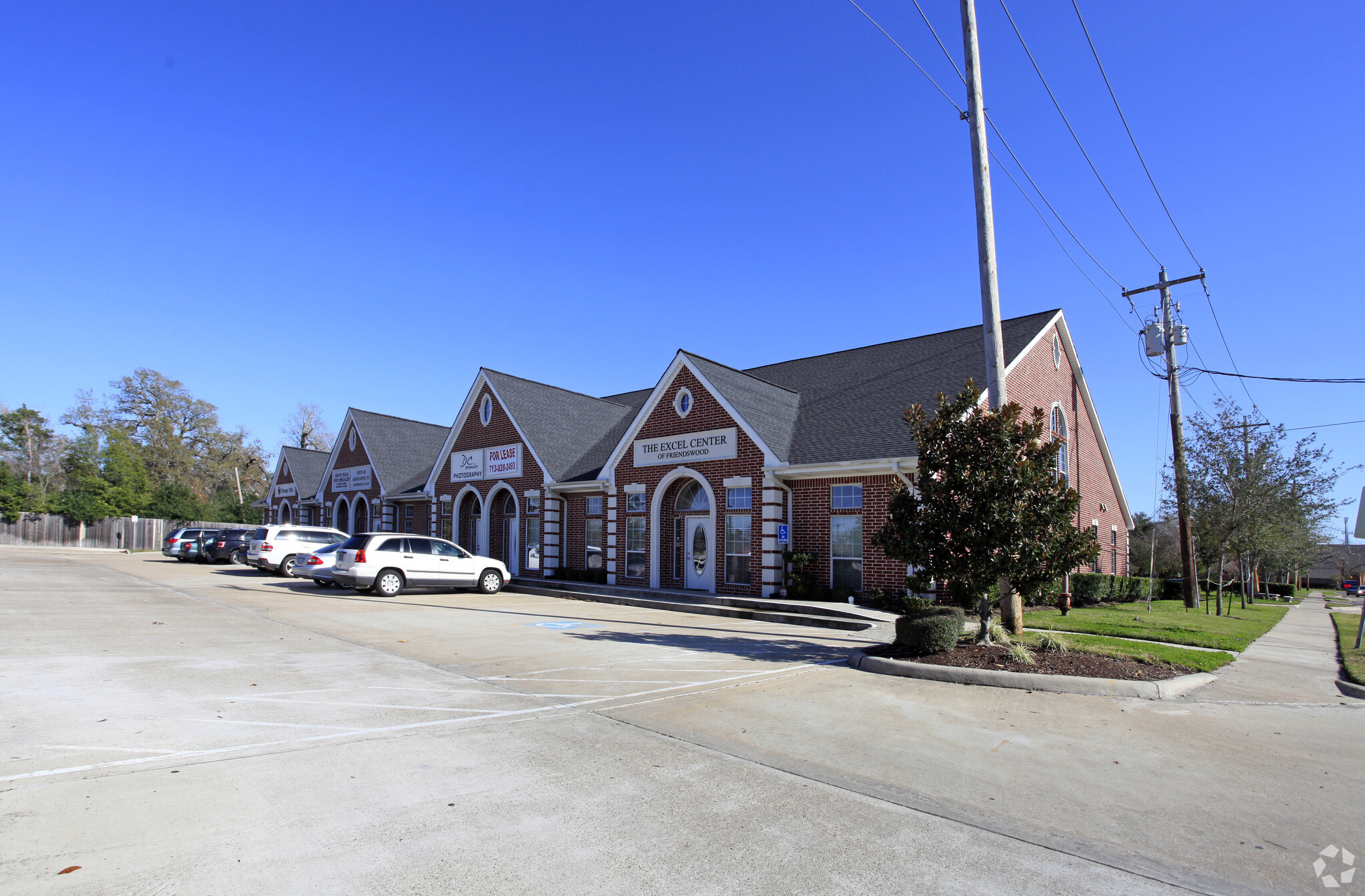 111-121 E Edgewood Dr, Friendswood, TX for sale Primary Photo- Image 1 of 1