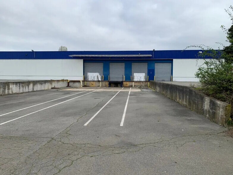 Industrial in Gonesse for lease - Building Photo - Image 2 of 17