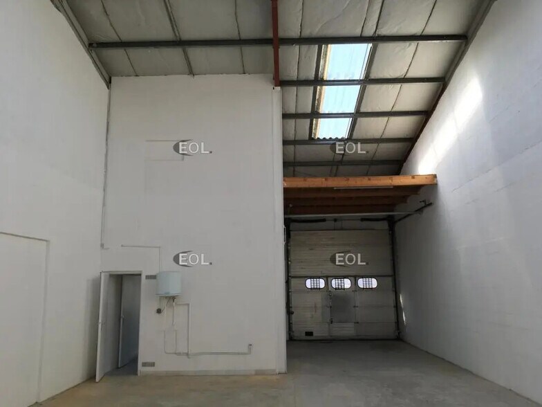 Flex in Lisses for lease - Interior Photo - Image 2 of 5