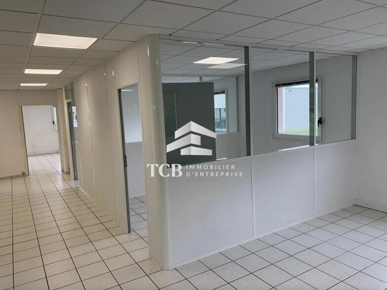 Office in Couëron for lease - Interior Photo - Image 2 of 6