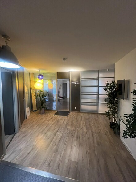 Office in Biot for sale - Lobby - Image 2 of 8