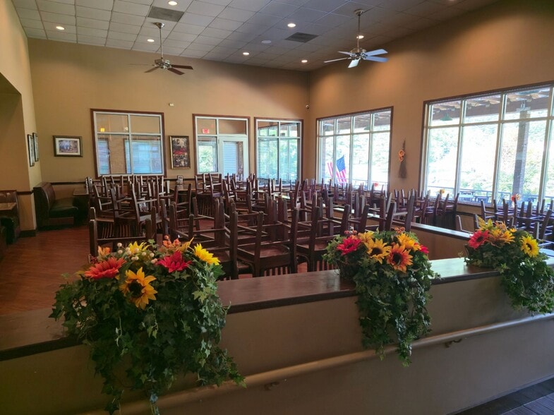 2693 Memorial Hwy, Lake Lure, NC for sale - Interior Photo - Image 2 of 23