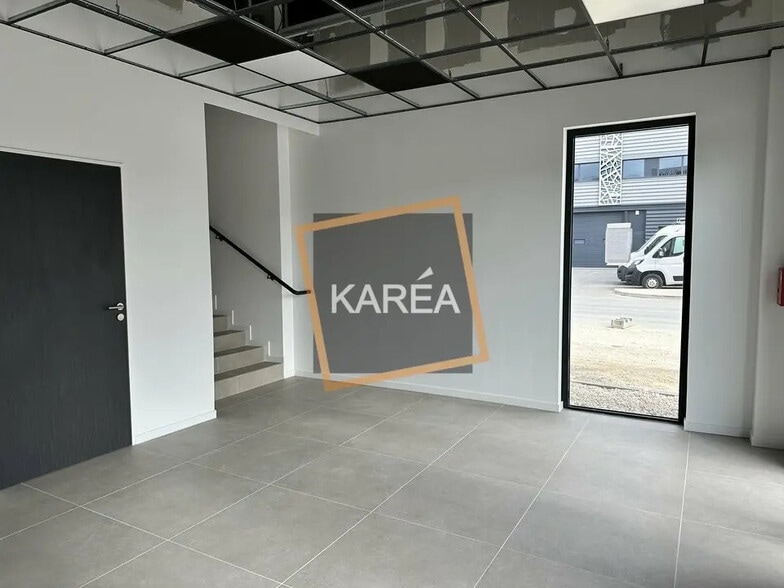 Flex in Courtry for sale - Building Photo - Image 3 of 5