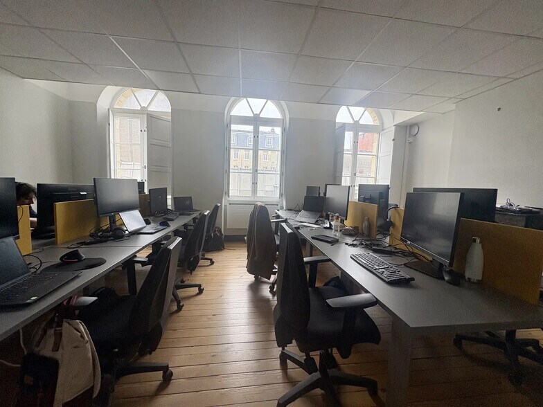Office in Bordeaux for lease - Interior Photo - Image 2 of 16