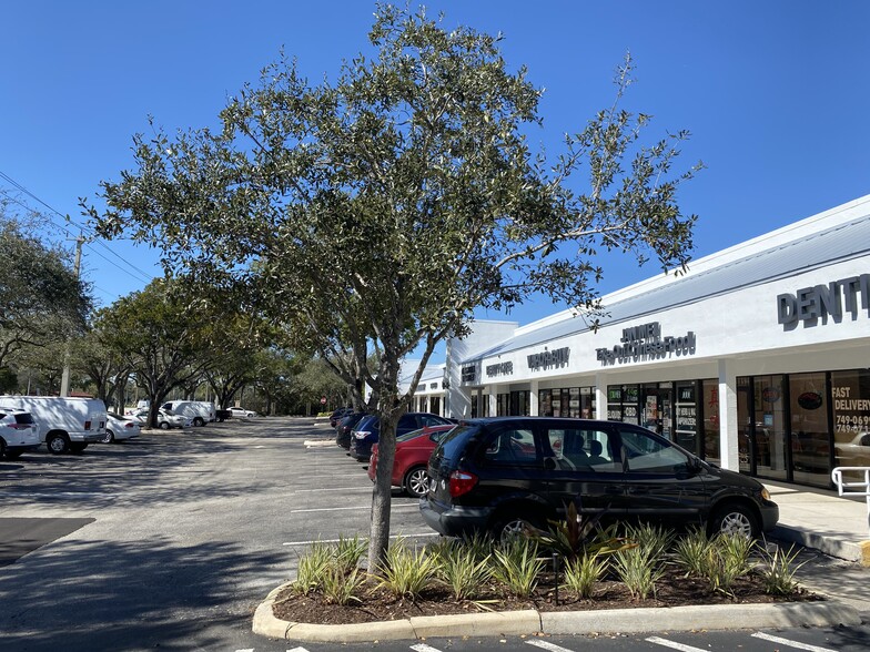 8901-8933 W Oakland Park Blvd, Sunrise, FL for lease - Building Photo - Image 3 of 3